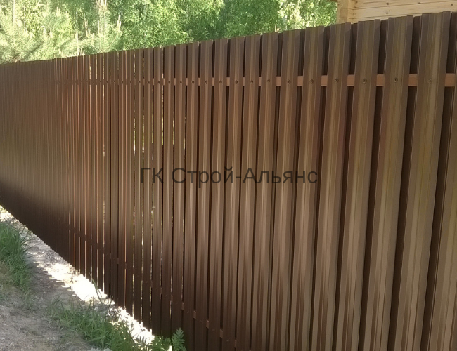 Фасадная часть участка. Штакетник монтируем в шахматном порядке с двух сторон.