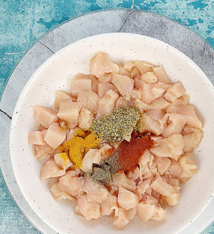 добавляем специи к нарезанной курице