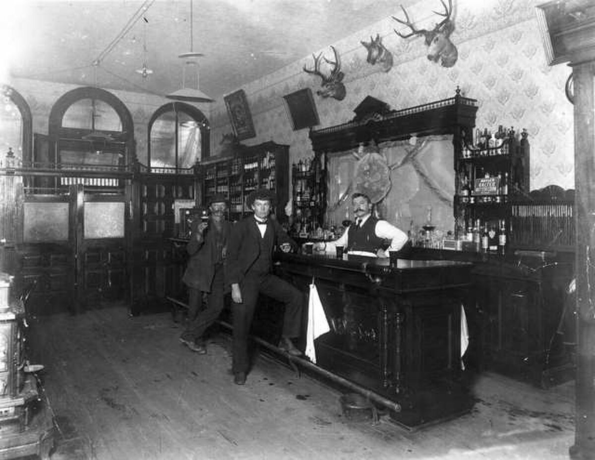 Бар Toll Gate Saloon в штате Колорадо, 1897. Фото: Wikimedia Commons.