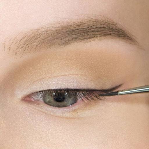 1. Из внешнего уголка глаза выведите тонкую линию параллельно ресничному краю. 