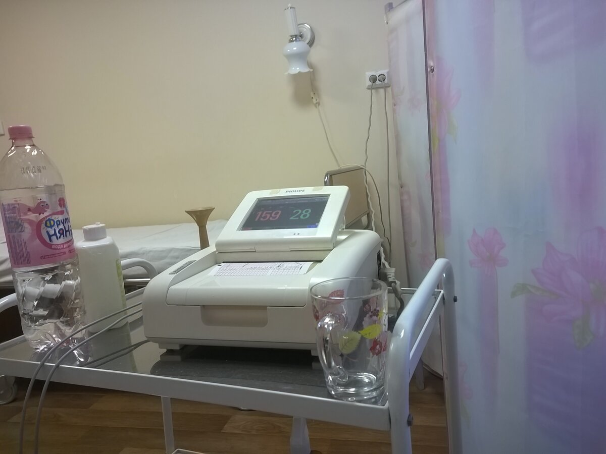 На этом аппарате измеряли сердцебиение ребёнка и интенсивность схваток