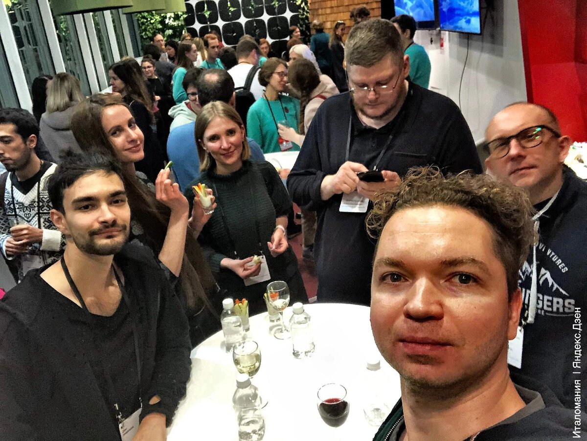 Фото стырила у «Италомании». На снимке слева направо авторы блогов «Книга Животных», «Это не загуглишь», «Алла с Урала«, «Верфь на столе. Судомоделист», «Гастроманьяк» и «Италомания».