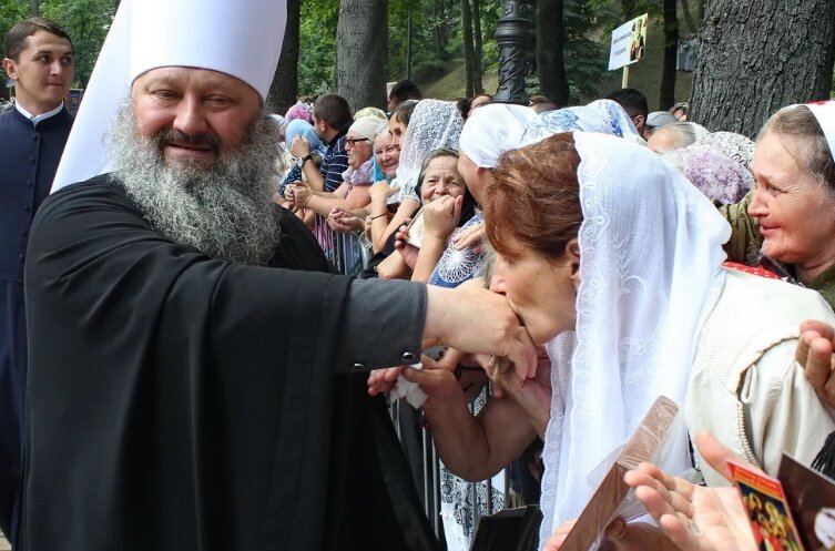 Фото заимствованно с сайта glavcom.ua "Целование руки Митрополиту"
