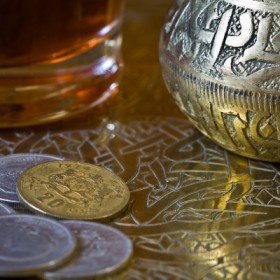 ВИДЫ ЗАКЯТА: 
Закят является обязательным с четырёх видов имущества:
1) Скот, находящийся на пастбищах;
2) Урожай с земли;
3) Ценности;
4) Товары.



ЗАКЯТ

Условия обязательности: закят является обязательным только при соблюдении следующих условий:
1) Человек должен быть мусульманином;
2) Свободным (не рабом);
3) У него должно иметься вышеупомянутые вещи в таком размере, с которого берется закят (этот размер называется нисаб— минимальный достаток или имущество, с которого необходимо выплачивать закят. Минимум золота, с которого выплачивается закят составляет 20 мискалей (от 85 до 94 грамм); серебра — 200 дирхемов (около 640 грамм); зерна и фруктов — 5 васков (около 673,5 кг); верблюдов и коров — 5 голов; овец — 40 голов);
4) Полное владение данным имуществом.
5) истечения полного года (по лунному календарю 354 дня) (за исключением урожая).


Закят с урожая: закят берется с зерна и плодов при выполнении трех условий:


1) Растение должно быть из тех, что отмеряют и запасают, как ячмень и пшеница из зерновых и виноград и финики из плодов. Что же касается того, что не отмеряют, но запасают – овощи, зелень и т.д., то с них не берется закят.
2) Определенное количество (вес) – 653 кг и больше;
3) Растения должны принадлежать данному человеку в то время, когда с него должен взиматься закят, то есть тогда, когда уже видна годность плодов (когда они пожелтели или покраснели) и зерна (когда оно налилось и высохло).
С того, что орошается без приложения усилий – посредством дождя или рек, берется десятая часть (‘ушр), а с того, орошение чего требует усилий и затрат (например, орошение водой из колодца и т.д.) – то берётся половина ‘ушр (5%). Что же до того, что орошается и тем, и другим способом, то тут нужно смотреть, какой способ применяется больше (считать количество дней в году, в течение которых посевы орошаются тем или иным способом).



Закят с ценностей: ценности подразделяются на два вида:


1) Золото – с него не берется закят, пока его вес не доходит до 85 граммов;
2) Серебро – с него не берется закят, пока его вес не доходит до 595 граммов.


С бумажных и металлических денег закят не берется до тех пор, пока их общая стоимость не доходит (на момент выплаты закята) до стоимости 85 граммов золота или 595 граммов серебра (берется наименьшая из них). Размер закята с ценностей – 2,5%.
С разрешенных украшений (драгоценностей), предназначенных для использования, закят не берется. С тех же, которые даются напрокат или просто хранятся про запас, закят взимается.
Разрешенными для женщин являются традиционные золотые и серебряные украшения. Также разрешено нанесение небольшого количества серебра на посуду. Мужчинам разрешается ношение в небольших количествах серебра в виде кольца, очков и пр. Мужчинам разрешается носить небольшое количество золота, если оно связано с чем-то иным (пуговицы костюма, зубная пломба), без уподобления женщинам.
Человек, деньги которого постоянно уменьшаются или увеличиваются, так что ему трудно выплачивать закят с каждой суммы в году, должен выбрать определенный день в году и выплачивать в него закят. В этот день он смотрит, сколько у него имеется на данный момент, и выплачивает 2,5%, даже если часть этих денег и не пробыла у него года. Человек, получающий зарплату или сдающий что-то в аренду (дом, землю) и при этом ничего не откладывающий про запас из этих денег, не должен выплачивать закят, даже если сумма велика. Если же он откладывает что-то про запас, он должен выплачивать с этого закят по прошествии года, а если это представляет для него трудности, то он должен выбрать один день в году и выплачивать в него закят, как уже говорилось об этом ранее.



Закят с долга: человек, которому должен богатый или кто-то, от кого можно беспрепятственно добиться возвращения этого долга, обязан выплатить с него закят, как только получит его назад, за весь прошедший период. Если же вернуть этот долг не представляется возможным (если должник банкрот, например), то с заимодавца закят не взимается, поскольку он не имеет возможности распоряжаться этими деньгами.



Закят с товаров: закят с них взимается только при выполнении следующих условий:
1) Они должны быть во владении данного человека;
2) У него должно быть намерение, что они предназначены именно для торговли;
3) Их ценность должна достигать наименьшей из двух стоимостей – стоимости 85 граммов золота или 595 граммов серебра;
4) Прошествии года.
Если все условия выполняются, выплачивается закят со стоимости этих товаров. Если у человека имеется еще и золото, серебро, а также купюры или металлические деньги, их прибавляют к товарам, чтобы их общая стоимость достигла нужного предела (нисаб). Если же у человека появилось намерение пользоваться вещами, которые представляют собой товар (одежда, дом, машина и т.д.), то закят с них не выплачивается. Если же позже он решил использовать их для торговли, возобновляется год, по прошествии которого выплачивается закят.



Закяту-ль-фитр: его обязан выплачивать каждый мусульманин, который имеет состояние, превышающее стоимости минимума пропитания для себя и своей семьи. Выплачивается он в ночь перед Праздником или днем в Праздник. Размер его – 2,25 кг еды, обычной для данной страны, с каждого человека, будь то мужчина или женщина. Тот, на ком лежит обязанность выплачивать его за себя, должен выплачивать его и за тех, кто находится на его содержании, в ночь Праздника, если у него есть такая возможность. Желательно выплачивать его в день Праздника до праздничной молитвы, и нельзя оставлять его выплату на время после этой молитвы. Разрешается выплачивать его за день-два до Праздника, и можно отдавать одному человеку закят от нескольких, и можно давать нескольким людям закят, причитающийся с одного.



Выплата закята: закят выплачивается сразу же (по истечении года), и опекун несовершеннолетнего или сумасшедшего обязан выплачивать закят с их имущества. Сунной является самостоятельная выплата и распределение закята владельцем данного имущества. Необходимым условием его выплаты для мукалляфа (тот на ком лежит религиозная обязанность выплаты закята, достигший совершеннолетия и не сумасшедший), является намерение. И если же человек выплачивает его с намерением раздачи милостыни, закят его не засчитывается, даже если он пожертвовал все свои деньги. Лучше всего отдавать закят с любого имущества бедным людям данной местности, и его можно отправлять в другие места, если в этом есть польза. Считается действительной выплата закята за два года, если у человека имеется нисаб.



Кому выплачивается закят: закят выплачивается восеми категориям людей
1) Бедные;
2) Неимущие;
3) Сборщики закята;
4) Те, сердца которых желательно склонить к Исламу;
5) Рабы (их выкуп или помощь им в освобождении себя);
6) Должники;
7) Расход на Пути Аллаха;
8) Путники.
Всем вышеперечисленным группам дается столько, сколько им необходимо, кроме сборщика закята – ему дается столько, сколько составляет плата за его работу, даже если он богат. Выплата закята хариджитам и совершающим несправедливость (притеснителям и тиранам), если данная страна оказалось под их властью, засчитывается. Если правитель взимает закят с людей принудительно или по доброй воле, его выплата его засчитывается, независимо он того, справедлив этот правитель или нет.
Не засчитывается выплата закята неверному, рабу, богатому, тому, кого человек и так обязан содержать, а также хашимитам. И если человек выплатил закят тому, кто не имеет не него прав, не зная об этом, и потом узнает, его закят не засчитывается, кроме того случая, когда человек отдает закят тому, кого считает бедняком, а впоследствии выясняется, что тот богат.



Добровольная милостыня (садака):

Посланник Аллаха сказал (да благословит его Аллах и приветствует): «Поистине, среди того, что достигает верующего из его благих деяний после его смерти – знание, которому он обучил и которое он распространил, праведный ребенок, которого он оставил, свиток Корана, который он оставил наследникам, мечеть, которую он возвел, или дом для путника, который он построил, или река, которую он провёл, или милостыня, которую он раздал из своих денег при жизни, пребывая в добром здравии. (Награда за все это) достигает его после его смерти» (Ибн Маджа).