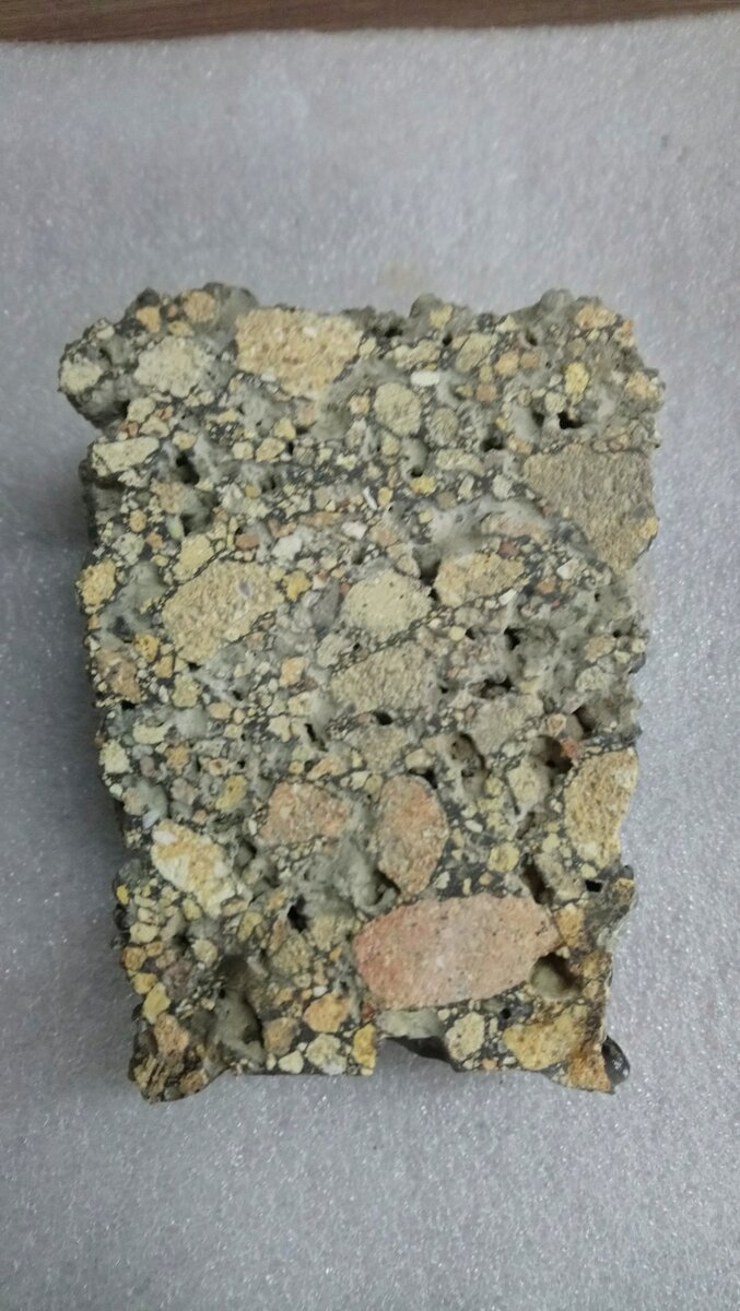 Недостаточно провибрирован(много воздушных пор)