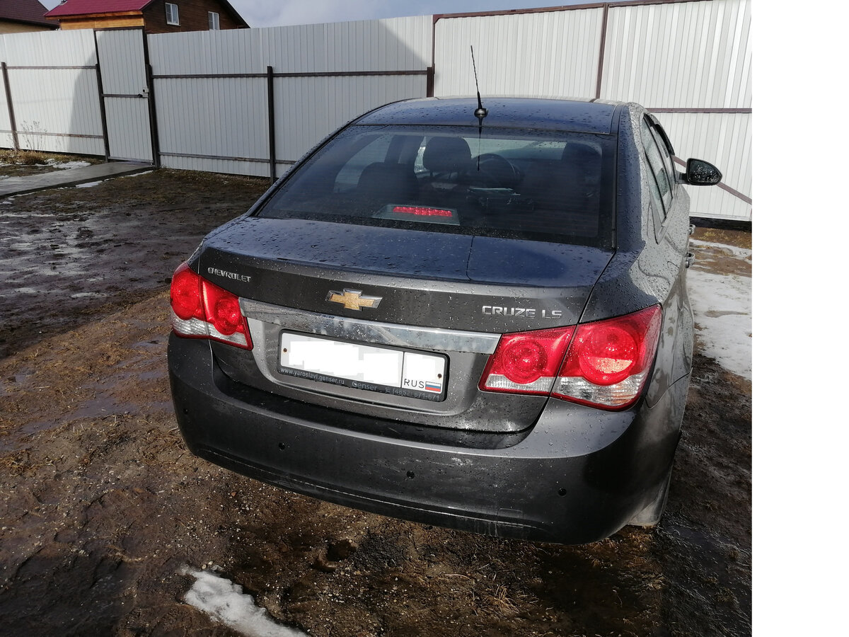 Chevrolet cruze  модельного ряда  2011года в кузове седан.