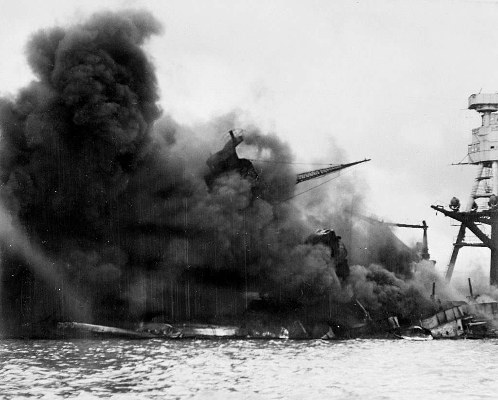 Линкор «Аризона», взорванный сброшенной японцами бомбой. 7 декабря 1941 г.