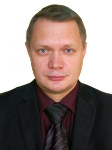 «Такие меры, как повышение транспортного налога и повышение величины сбора в систему «Платон» для коммерческих автомобилей класса «Евро-3» и ниже, однозначно следует отнести к серьезному вмешательству государства в сложившийся рынок грузоперевозок. И если повышение транспортного налога для указанных классов автомобилей является логичным, т.к. имеет четкую установку на снижение экологической нагрузки, стимулируя вывод старых грузовиков из эксплуатации. То мера, связанная с повышением величины сбора в систему «Платон» не выглядит обоснованной. В мире уже давно вводят строгие ограничения на машины с двигателем внутреннего сгорания, поэтому любая попытка вывода «Евро-3» (и ниже) будет соответствовать передовой практике. Такие грузовики действительно наносят экологический ущерб окружающей среде.Однако основное предназначение системы «Платон» — возмещение вреда, который наносится дорожному покрытию грузовиками массой свыше 12 тонн. В этой связи не совсем понятно: каким образом полученные от системы «Платон» дополнительные денежные средства (в довольно внушительном объеме) будут использоваться с точки зрения положительного воздействия на экологию?Соглашусь с мнением большинства экспертов в этой области, что по сути нам предлагается некая прогрессивная ставка экологического налога на грузовой коммерческий транспорт. Однако при этом, считаю, что должны активно разрабатываться меры государственного стимулирования приобретения бизнесом экологически чистого грузового транспорта».Вопросы экологии и защиты окружающей среды, в последние годы приобрели масштабы мировой проблемы. Россия стремительно движется по стопам европейского опыта и за последнее время было принято достаточно мер для улучшения экологических проблем в некоторых регионах и в стране в целом.