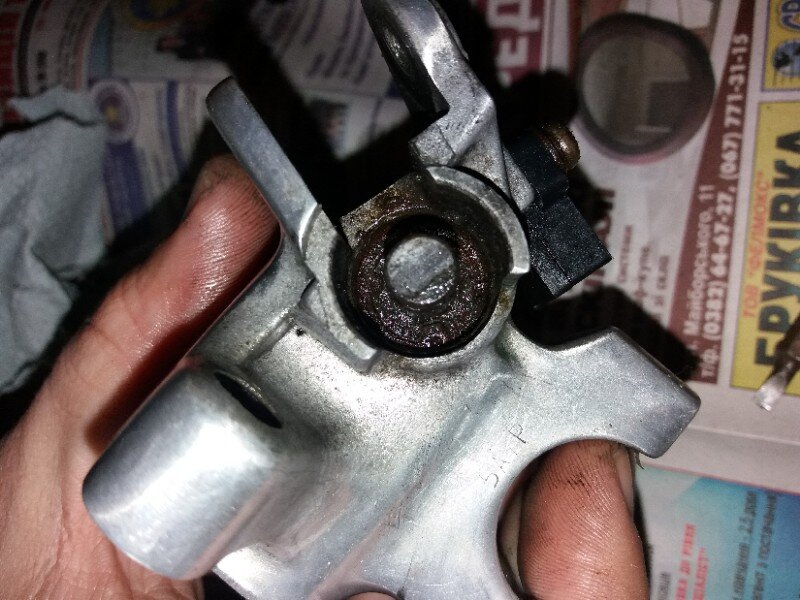 Где-то там, под грязью, виднеется стопорное колечко