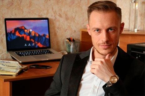 Обучался в МГУ им. М.В. Ломоносова на факультете психологии по специальности "клиническая психология" (специализация "психотерапия и психоаналитическая психология"). Большой опыт частной практики 