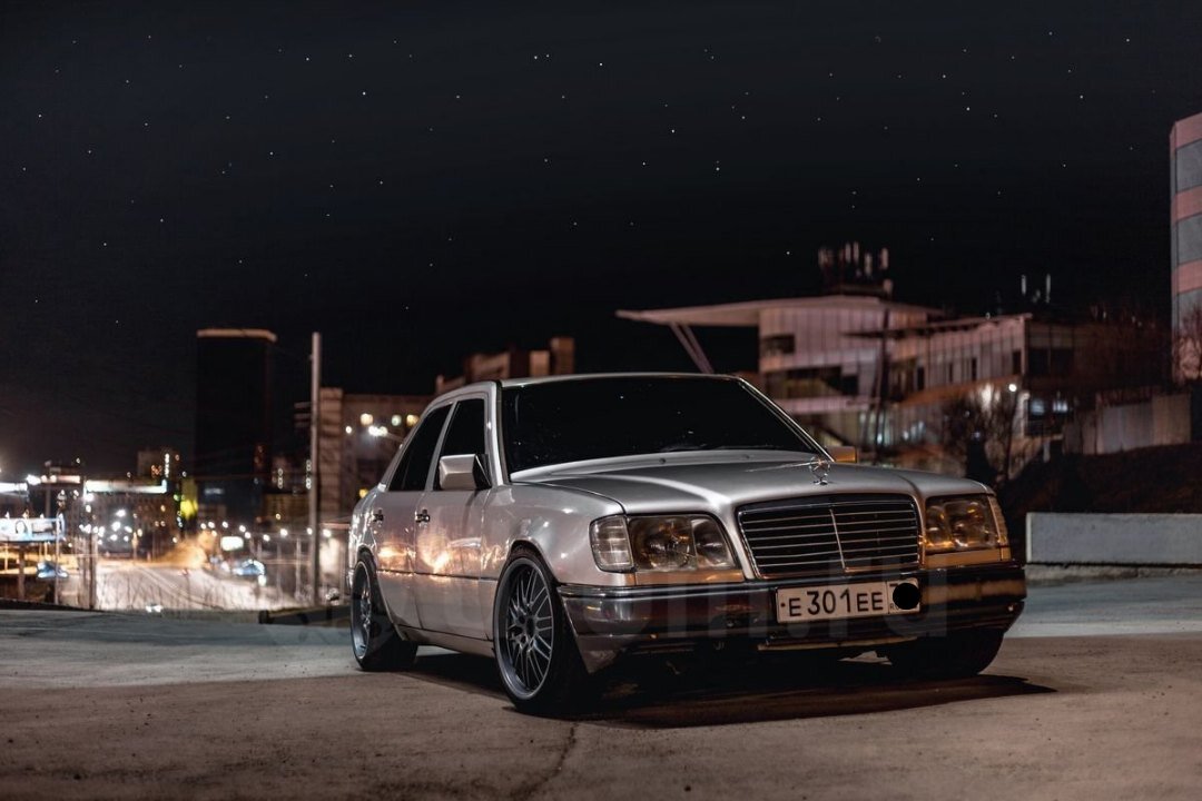 смена обозначений классов, вся серия W124 относится теперь к Е-классу. Так как карбюраторных двигателей более не выпускалось, буква «Е», обозначавшая отличие инжекторных моделей, теперь отменялась. Все модели получали теперь букву «Е» (как признак класса) в начале наименования модели. Далее шел привычный индекс объема двигателя. Изменение системы классификации совпало с очередным крупным обновлением внешности серии. Оно было обусловлено общими стилистическими изменениями во всех классах одновременно. Решетка радиатора была интегрирована в капот как на C- и S-классах, также была изменена и звезда на капоте. Указатели поворотов спереди и сзади стали бесцветными (белыми), лампочка внутри них стала желто-оранжевой. Форма передних фар слегка изменилась. Крышка багажника получила другую форму. Защитные накладки бамперов стали окрашиваться в цвет кузова, а на заднем бампере накладка доходила теперь до колесных арок. Колеса теперь получили легкосплавные диски с новым рисунком.