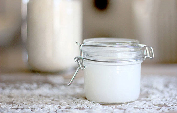 РИСОВАЯ ВОДА                                                                                                                                                                       Рис для японок не только главный национальный продукт питания, но и эффективное средство по уходу за лицом. Воду, в которой замачивается рис, девушки здесь используют для умывания.

Благодаря витаминам В, С и Е, содержащимся в рисовой воде, такой настой очень полезен для кожи. Он сужает поры, смягчает ее, выравнивает тон.

Хотите повторить? Рецепт простой: залейте рис водой (примерно, 1:4) и дайте ему настояться несколько часов, а лучше – пару дней. Рисовой водой можно умываться два раза в день. Из нее можно сделать лед для протирания. Только помните, что лед лучше долго не хранить, максимум 3−4 дня.

Кстати, азиатки рисовой водой даже промывают волосы для укрепления, профилактики перхоти и придания волосам шелковистости. А еще на рисовой воде делают маски.

В Европе даже проводили исследования на эту тему. Так что польза рисовой воды для лица и улучшения качества кожи научно доказана.