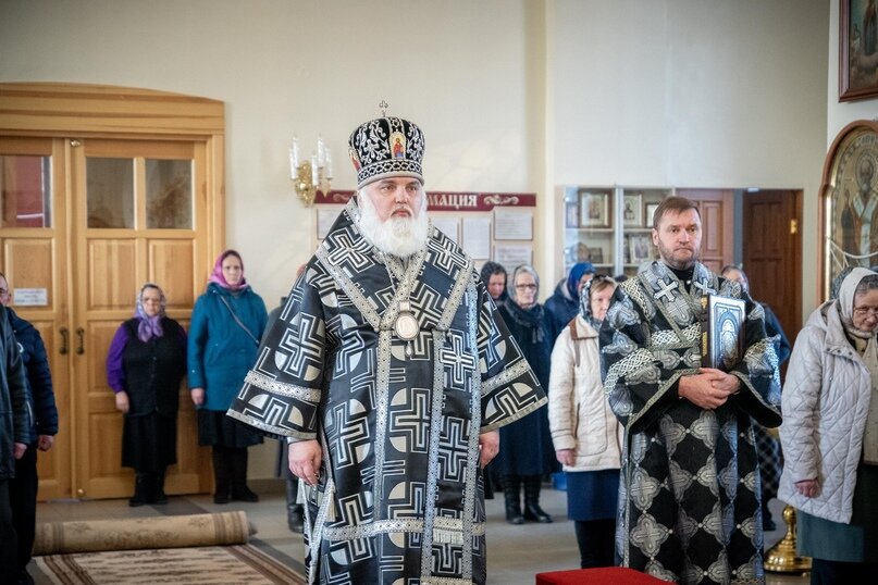 Входные молитвы на литургии. Епископ перед алтарём.