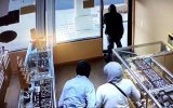 НовостьВладелец ювелирного магазина отбился от грабителей банками с соленьями