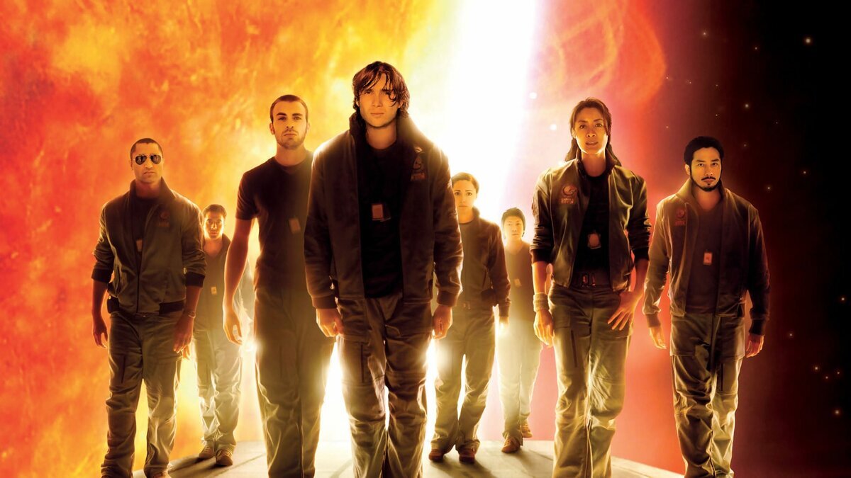 1.Пекло.2057 год. Солнце погибает, и человечество сталкивается с перспективой вымирания. Последняя надежда планеты Земля связана с «Икаром 2» - космическим кораблем, экипаж которого состоит из восьми мужчин и женщин во главе с капитаном Канэдой. Их миссия – доставить ядерный заряд, с помощью которого предполагается повторно воспламенить гаснущее Солнце. Во время путешествия, находясь далеко в космическом безмолвии, в отсутствии какого-либо радиоконтакта с Землей экипаж слышит слабые позывные сигналы с космического корабля «Икар 1», который пропал, выполняя семь лет назад ту же самую миссию.