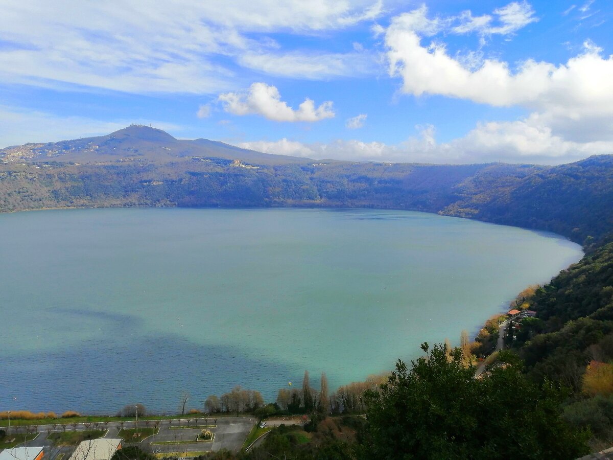 озеро Лаго-Альбано, на берегу которого расположена летняя резиденция Папы Римского