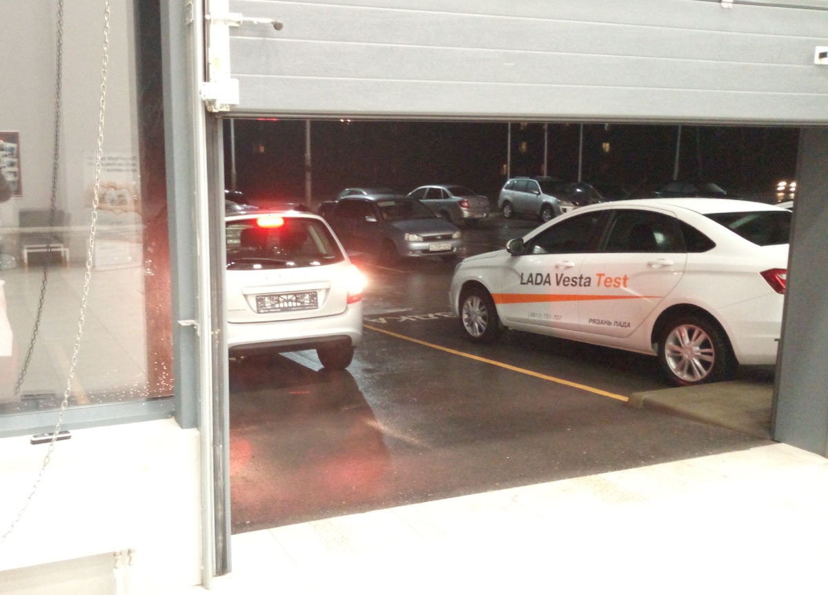 Многострадальная калина виднеется вдали. Еще минут 15 я заставил От'а мерзнуть, пока я перетряхивал содержимое пепельницы и т.д.