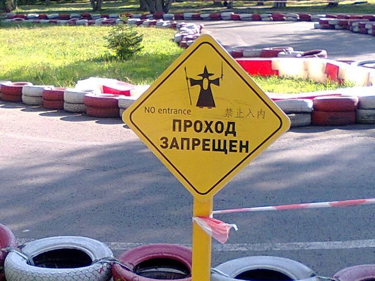 Идея социального дистанцирования в виде дистанционного обучения не вызывает радости ни у школьников, ни у родителей, и ещё меньше у самой школы 