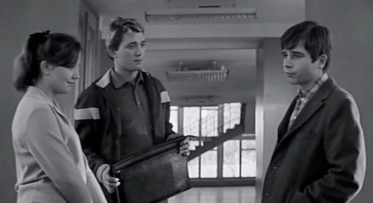 Не скупится он и на оскорбления. «Я ему должен за прокат!» - подленько выдаёт Шестопал... Скриншот. Источник - YouTube.