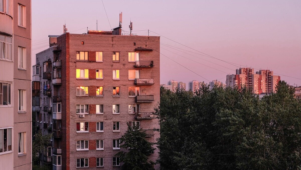 во дворе на фото есть деревья, в нашем районе деревьев между домов фактически нет