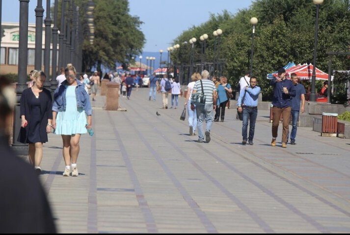 На спортивной набережной всегда много людей