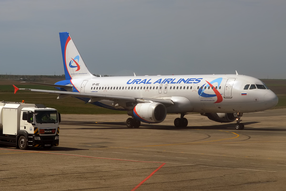 Уральский самолет есть. Airbus a320 Уральские авиалинии. Аэробус а320 VP-BWN. A320 Ural Airlines. A320 VP-BNT.