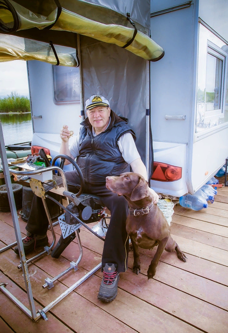 Виктор Чучин успевает и консервы делать: 
- Вчера сделали пять разных баночек рыбных консервов из наловленных язят:. В собственном соку, с подсолнечным маслом, с томатной пастой 2 и одну с кунжутным соусом. Вкуснотища такая что все съели в один присест...