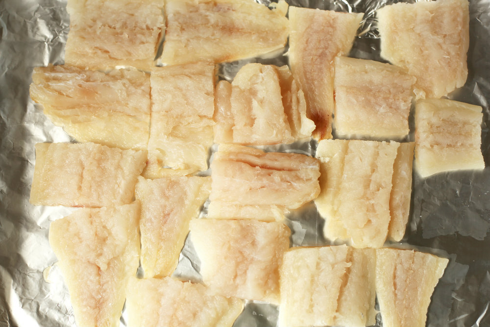 Филе минтая перед запеканием. Фото Depositphotos