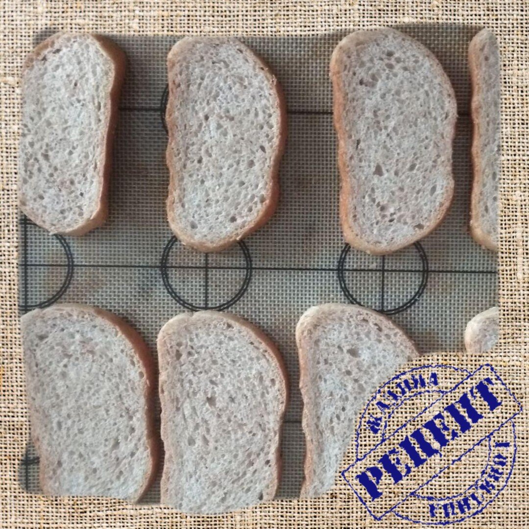 Подсушить ломтике хлеба в духовке или в тостере - дело пары минут.