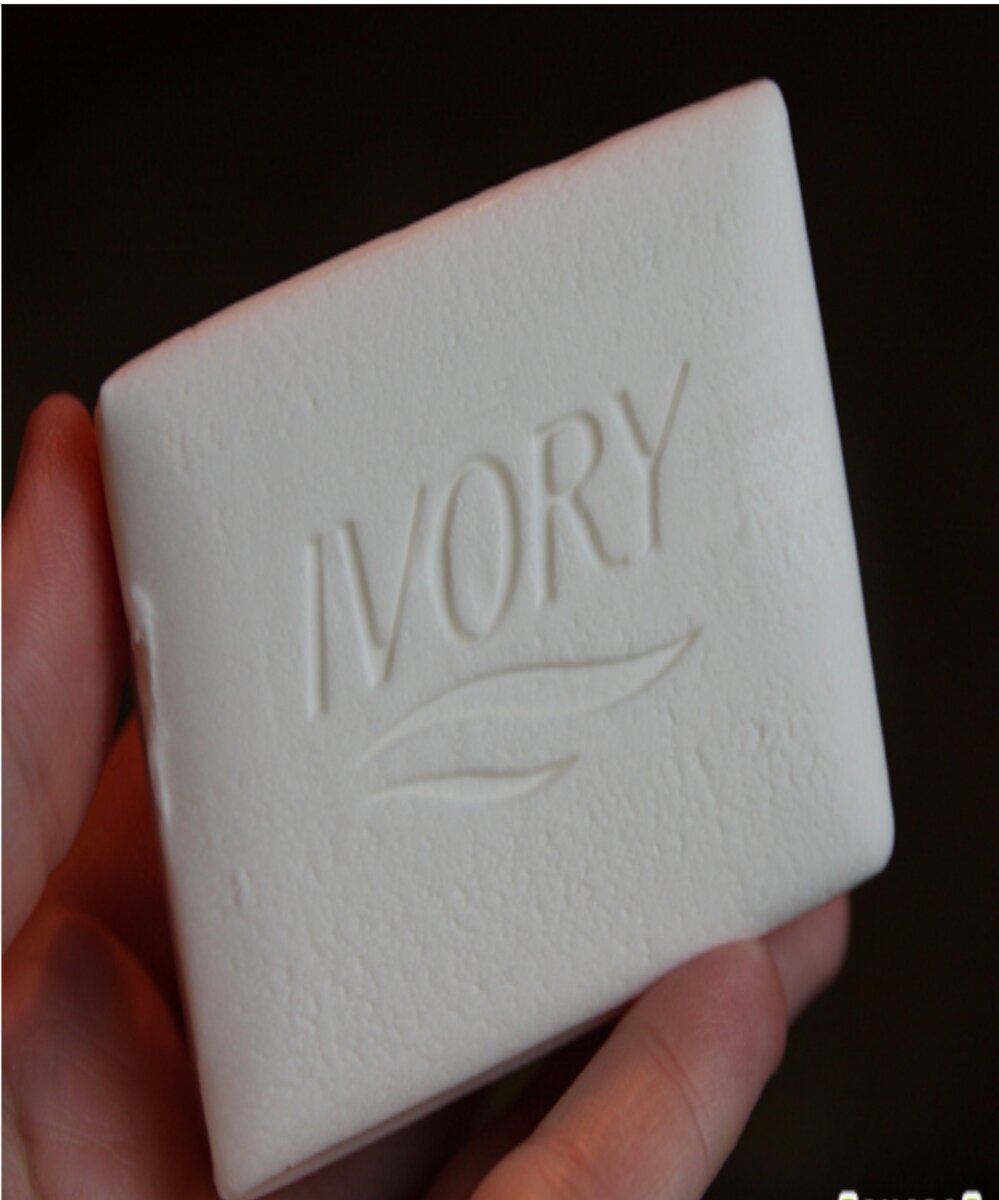 Положите лист пергаментной бумаги, полиэтиленовую пленку или бумажное полотенце в микроволновую печь.  