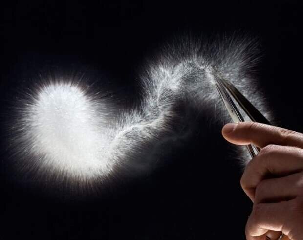 Слеза взрывается, стоит только отломить ее хвост