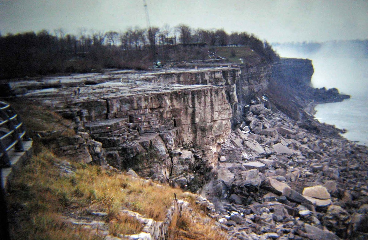 Ниагарский водопад без воды. Фото: rarehistoricalphotos.com