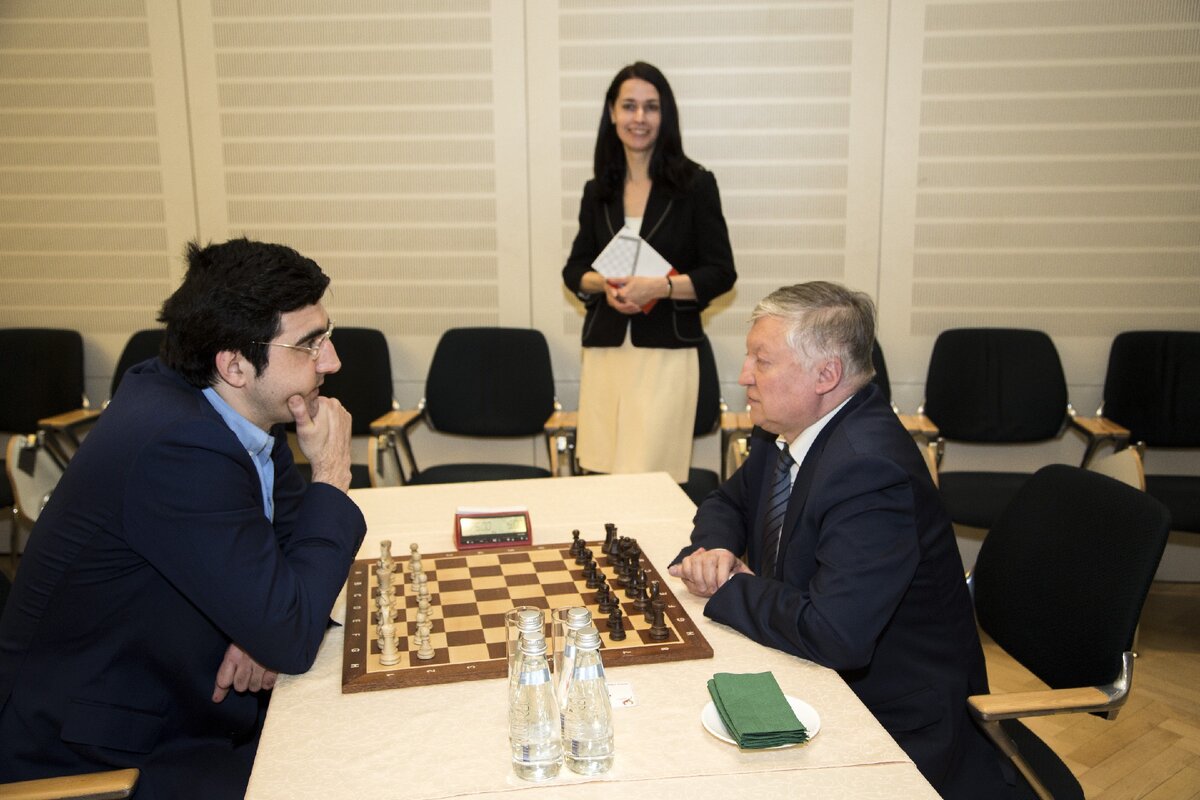 Владимир Крамник и Анатолий Карпов под бдительным pr-присмотром 