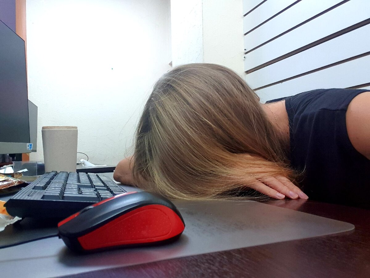Устала сегодня. Уставшая девушка. Усталость в стол лицом. Уставшая девушка за рабочим столом. Девушка устала фото.
