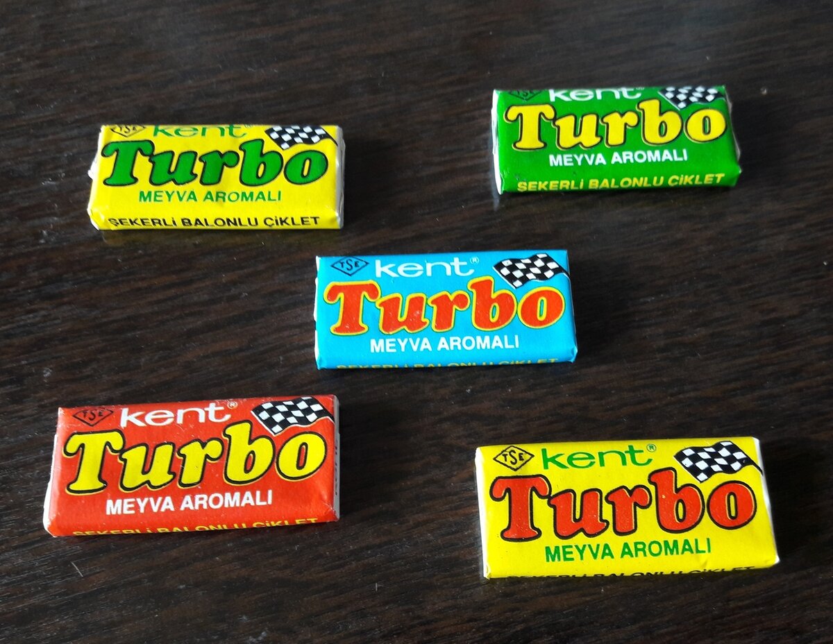 Обратите внимание на ромбик "TSE" в верхнем левом углу и крупную надпись "Meyva Aromali" - это и есть главные отличия обёртки "Турбо" III серии от предшественника.
Здесь реальные неоткрытые жевачки, которые хранились 28 лет.  Спасибо за фото Гамлету Ортикову (https://vk.com/fantiki_turbo)