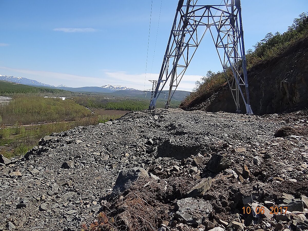 Результат ошибки в проекте ВЛ 220 кВ в Сибири, где не выполнили расчет устойчивости склона. Через год после ввода в эксплуатацию линия была выведена в ремонт.