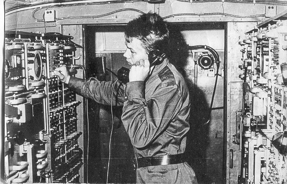 Радиотелеграфист на узле связи. Картинка взята из источника: https://i0.wp.com/img-fotki.yandex.ru/get/368754/129627788.e5/0_3eeaa1_4518bea5_orig.jpg.