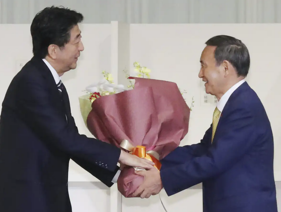 Синдзо Абэ  и Ёсихидэ Суга