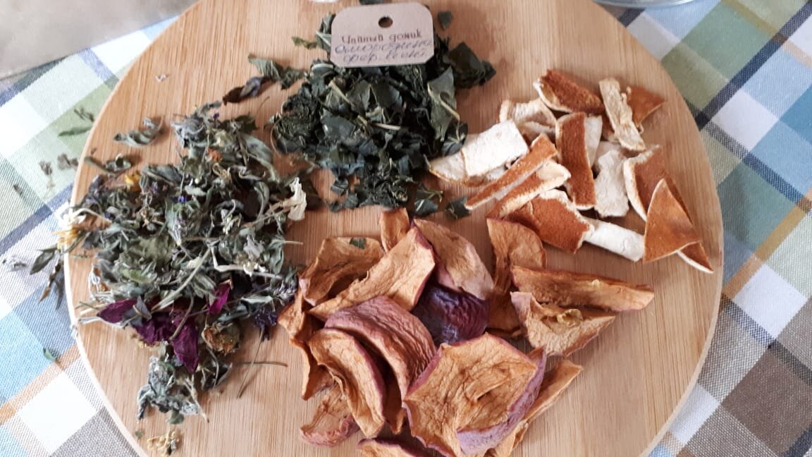 Продукты нашего сада и цветочная смесь.