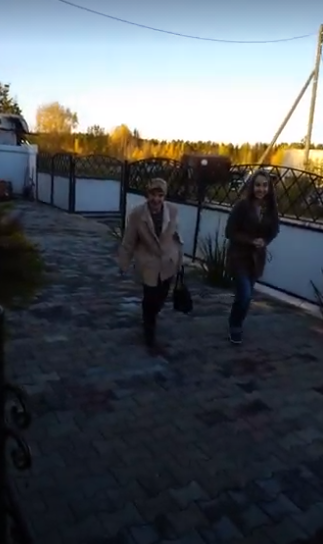 В такие моменты приезжают повидаться и свекровушка и дочь Наташа...