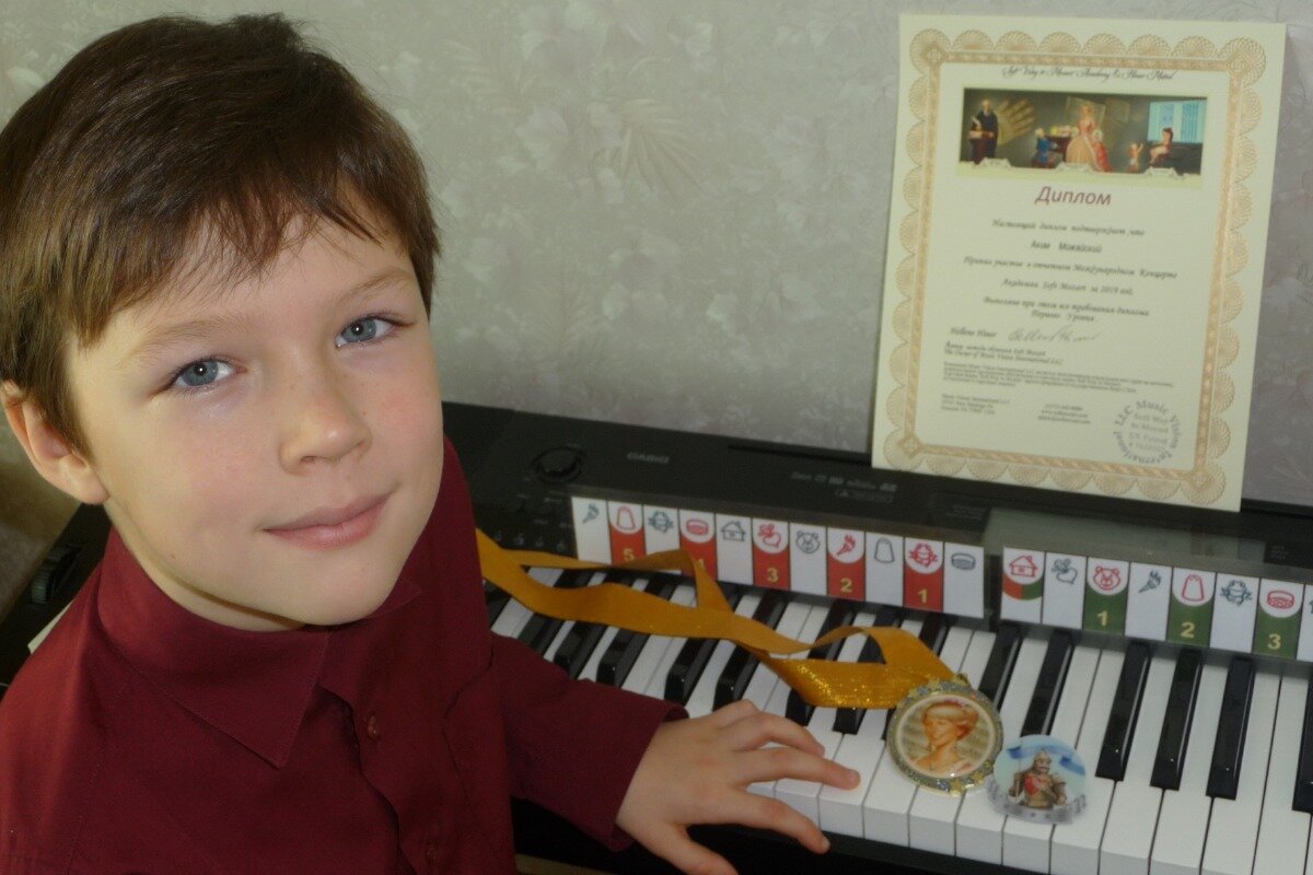 Диплом 2 уровня Академии Софт Моцарт и знаки отличия: медаль королевы Тоники и орден Охранника.