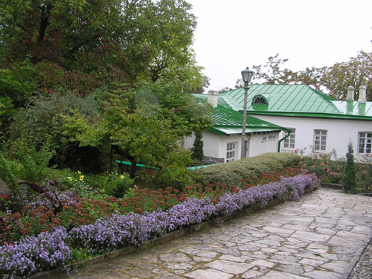 Усадьба, на территории которой находится домик под камышовой крышей (фото автора)