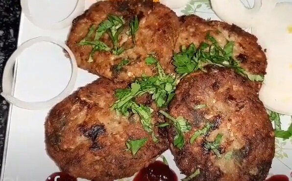 Котлеты из кильки в томате. Скриншот из видео. Используется и распространяется бесплатно по лицензии https://www.youtube.com/t/terms