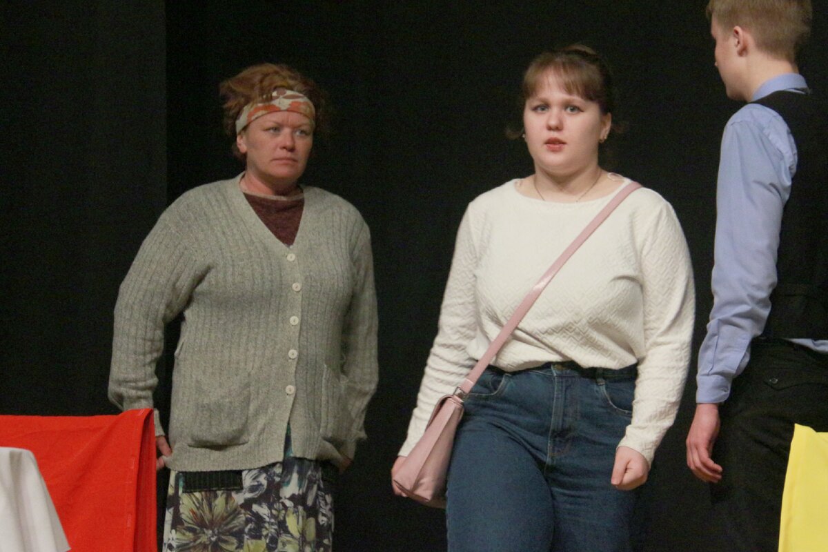 Именно на этот фестиваль, долго и усиленно репетируя, поехал Народный молодежный театр «Летучая мышь» под руководством режиссёра Юлии Власовой. Как говорят многие себя показать и других посмотреть. На суд жюри был выдан спектакль «Кафе Светофор». Эта социальная драма, режиссёра Юлии Власовой, поведала жизненную историю одного обычного, рабочего понедельника в небольшом кафе. Сюда люди приходят и уходят. А ведь у каждого человека своя жизнь, свои проблемы и радости. Но не обычная суета, над которой витают наши мечты, надежды и конечно любовь.