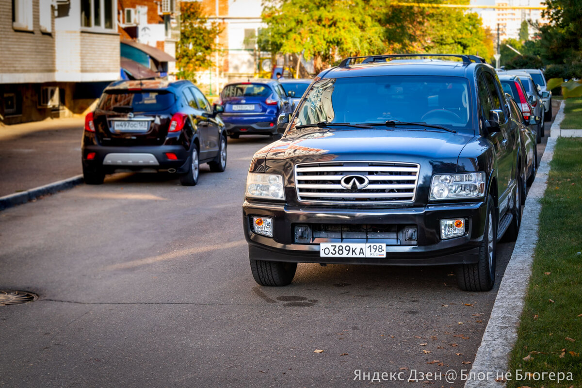 Фото автомобиля до полировки фар. Видна разница в состоянии левой и правой фары