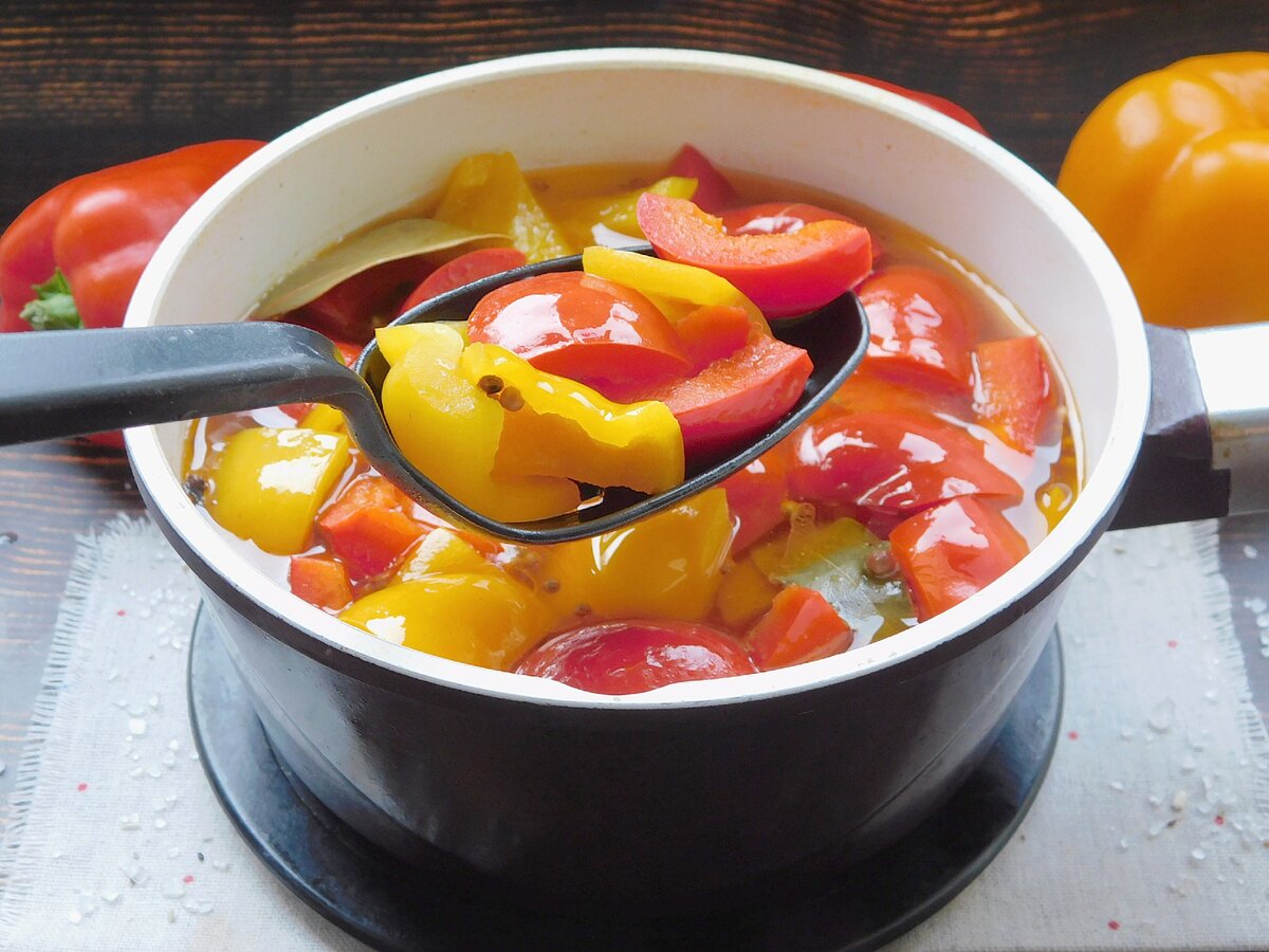 Перец маринованный быстрого приготовления с маслом. Перец болгарский резаный. Консервация перца с чесноком. Перец резаный. Консервированный болгарский перец.