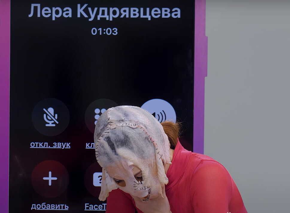 Настасья Самбурская звонит Лере Кудрявцевой.