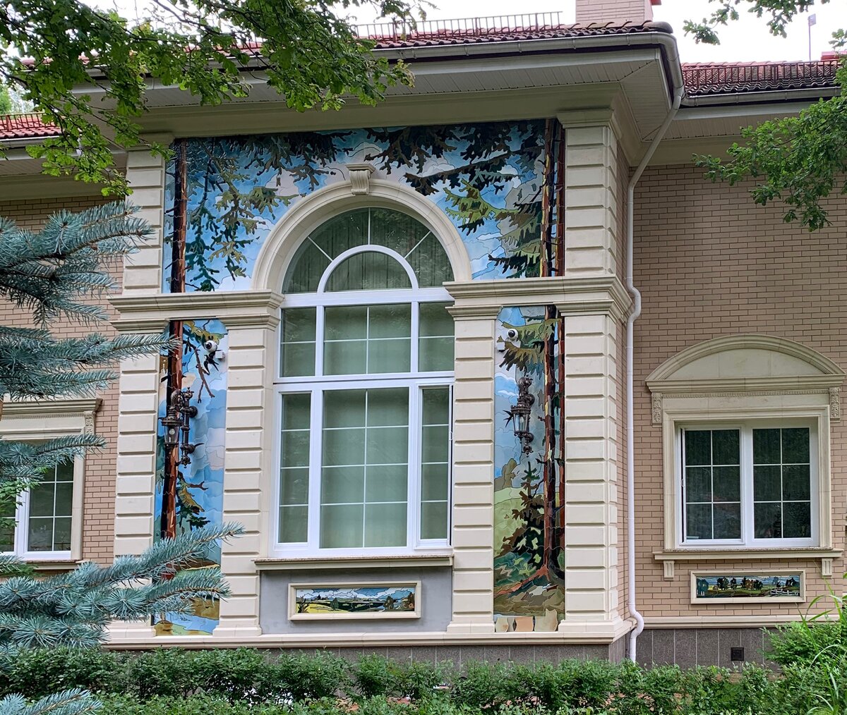 Дом с соснами