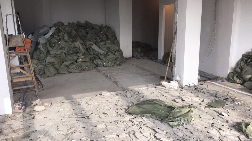 Мусор после демонтажа стяжки