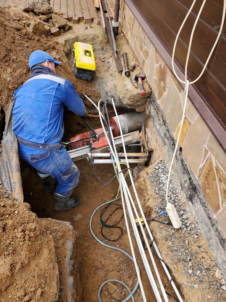 Алмазное бурение отверстия D-250 мм. под углом 20 градусов для ввода коммуникаций АлмазТехРез